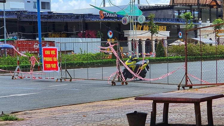 Để phòng ngừa lây nhiễm dịch bệnh Covid-19, những ngày vừa qua việc thu gom, vận chuyển chất thải tại khu vực dân cư bị phong tỏa thực hiện chặt chẽ hơn.