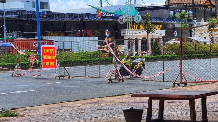 Để phòng ngừa lây nhiễm dịch bệnh Covid-19, những ngày vừa qua việc thu gom, vận chuyển chất thải tại khu vực dân cư bị phong tỏa thực hiện chặt chẽ hơn.