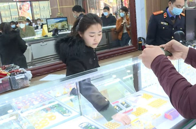 Hai nhân viên bán hàng ăn trộm 82 cây vàng - ảnh 1