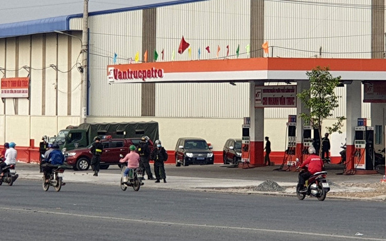 Canh sat bao vay 2 cay xang o Binh Duong anh 1