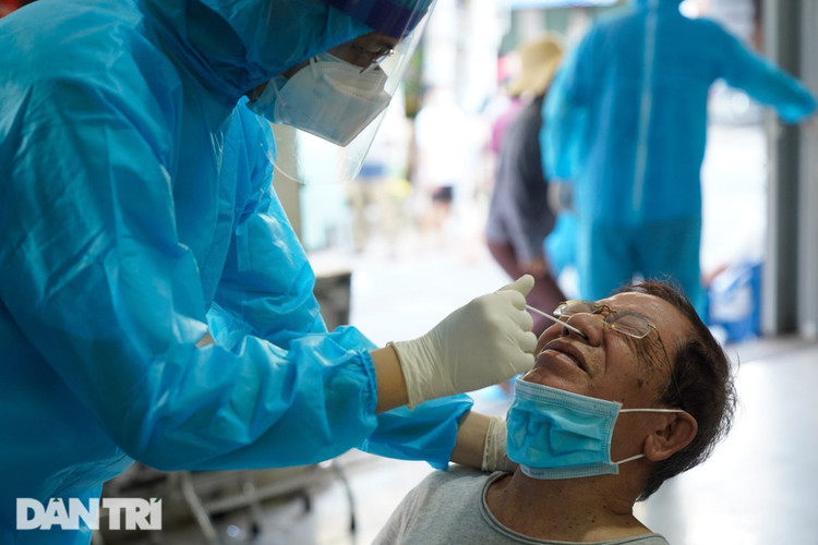 Thêm một bệnh viện bị phong tỏa, 8 trường hợp nghi nhiễm SARS-CoV-2 - 1