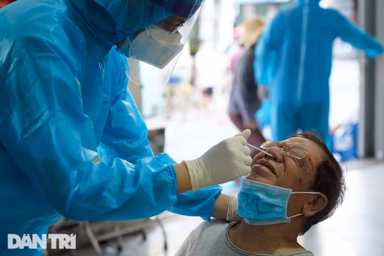 Thêm một bệnh viện bị phong tỏa, 8 trường hợp nghi nhiễm SARS-CoV-2 - 1