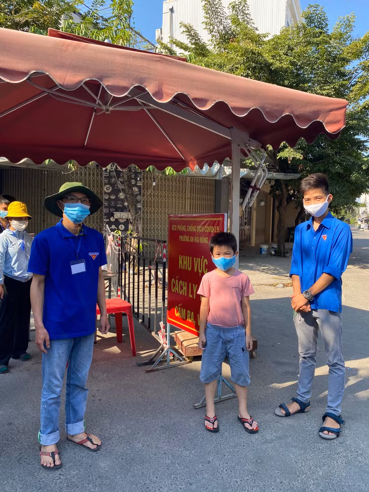 Cậu bé 7 tuổi vào viện chữa Covid-19 và trở về nhà một mình - 1