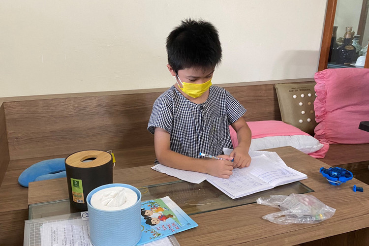 Cậu bé 7 tuổi vào viện chữa Covid-19 và trở về nhà một mình - 2