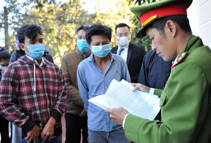 Chỉ những người được tòa triệu tập mới được vào phòng xử. Ảnh: Thu Hà.