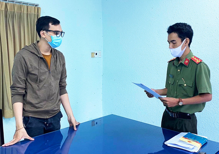 Cơ quan an ninh điều tra tống đạt quyết định khởi tố. Ảnh: Công an cung cấp.