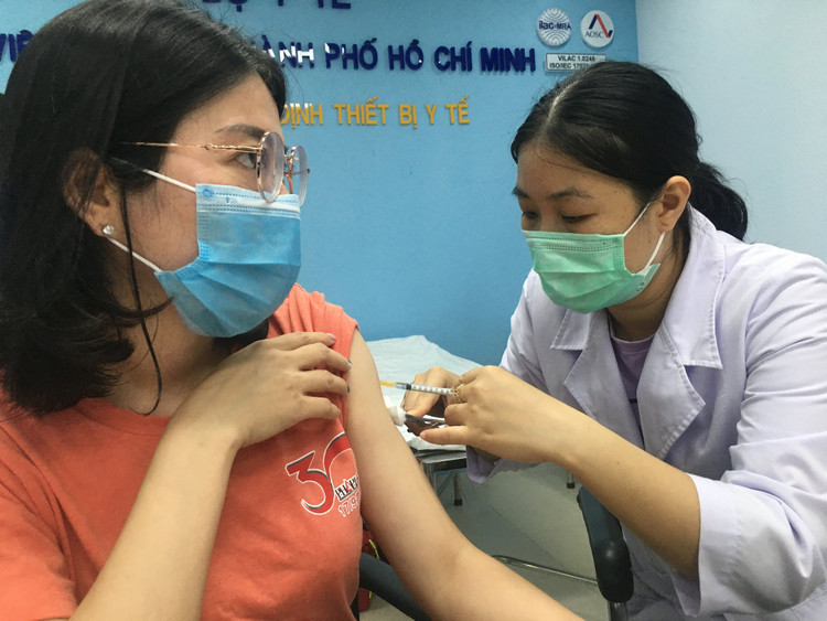 ... và thực hiện miễn dịch cộng đồng.