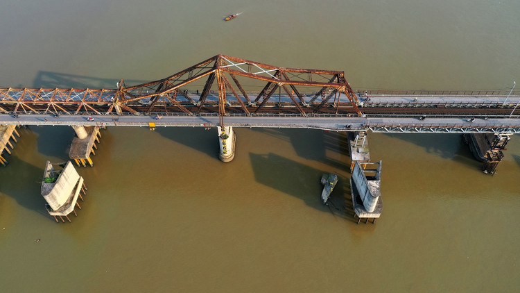 Phap muon cai tao cau Long Bien anh 1