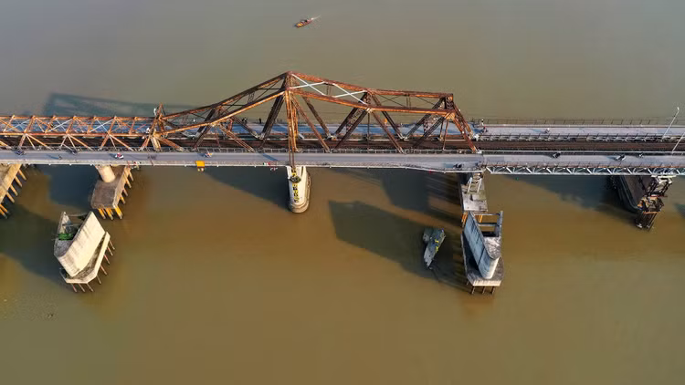 Phap muon cai tao cau Long Bien anh 1