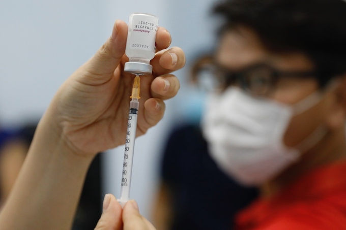 Người lao động tại TP HCM được tiêm vaccine phòng Covid-19. Ảnh: Hữu Khoa