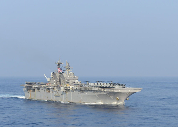 Hai nhóm tàu chiến Mỹ phô diễn uy lực trên Biển Đông - 1