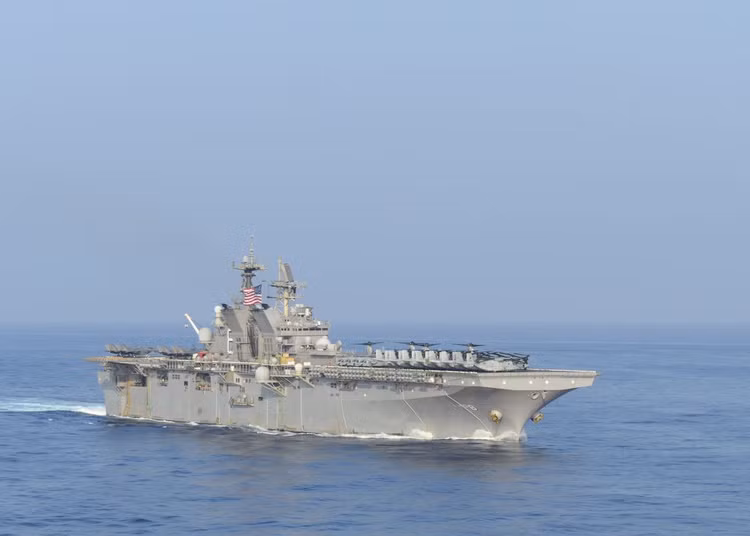 Hai nhóm tàu chiến Mỹ phô diễn uy lực trên Biển Đông - 1