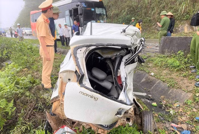 Vụ Kia Morning bị vò nát: Hai người tử vong là quân nhân - 1