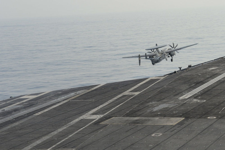 Hai nhóm tàu chiến Mỹ phô diễn uy lực trên Biển Đông - 5