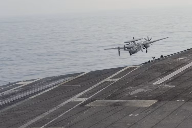 Hai nhóm tàu chiến Mỹ phô diễn uy lực trên Biển Đông - 5