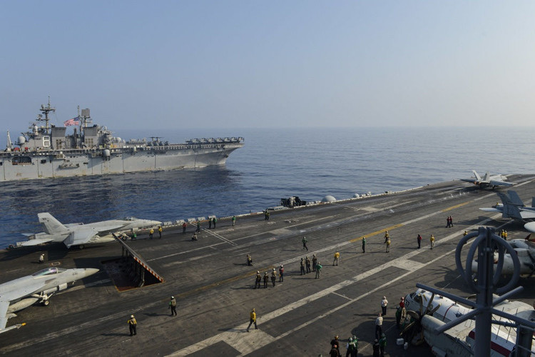 Hai nhóm tàu chiến Mỹ phô diễn uy lực trên Biển Đông - 2