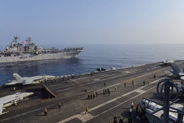 Hai nhóm tàu chiến Mỹ phô diễn uy lực trên Biển Đông - 2