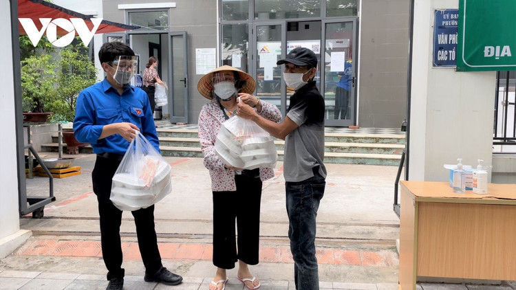 Bếp ăn 0 đồng giúp người dân nghèo tại Hà Nội yên tâm “ở tại chỗ” trong mùa dịch ảnh 7