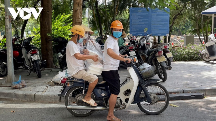 Bếp ăn 0 đồng giúp người dân nghèo tại Hà Nội yên tâm “ở tại chỗ” trong mùa dịch ảnh 8