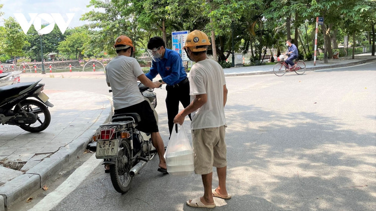 Bếp ăn 0 đồng giúp người dân nghèo tại Hà Nội yên tâm “ở tại chỗ” trong mùa dịch ảnh 14