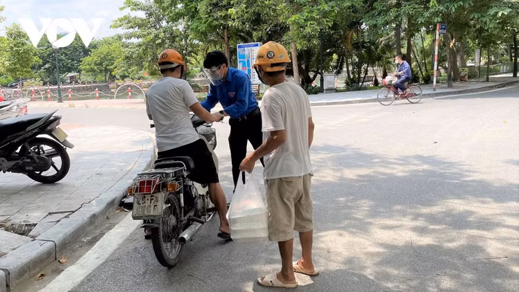 Bếp ăn 0 đồng giúp người dân nghèo tại Hà Nội yên tâm “ở tại chỗ” trong mùa dịch ảnh 14