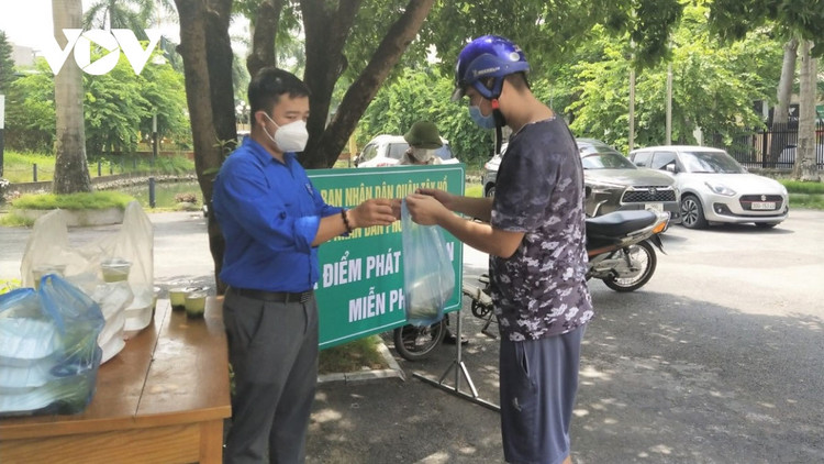 Bếp ăn 0 đồng giúp người dân nghèo tại Hà Nội yên tâm “ở tại chỗ” trong mùa dịch ảnh 11