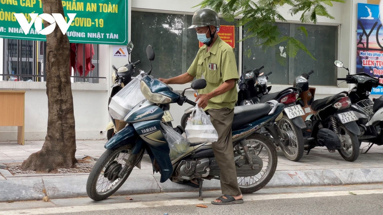 Bếp ăn 0 đồng giúp người dân nghèo tại Hà Nội yên tâm “ở tại chỗ” trong mùa dịch ảnh 9