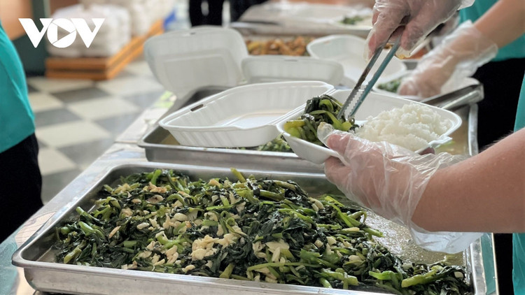 Bếp ăn 0 đồng giúp người dân nghèo tại Hà Nội yên tâm “ở tại chỗ” trong mùa dịch ảnh 1