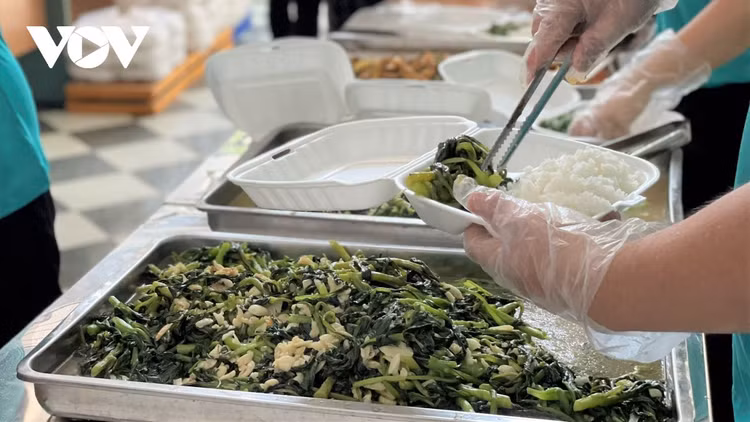 Bếp ăn 0 đồng giúp người dân nghèo tại Hà Nội yên tâm “ở tại chỗ” trong mùa dịch ảnh 1