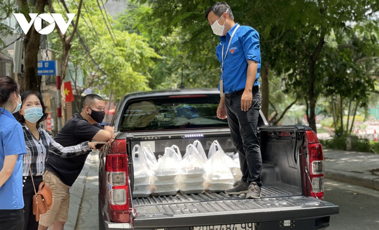 Bếp ăn 0 đồng giúp người dân nghèo tại Hà Nội yên tâm “ở tại chỗ” trong mùa dịch ảnh 13