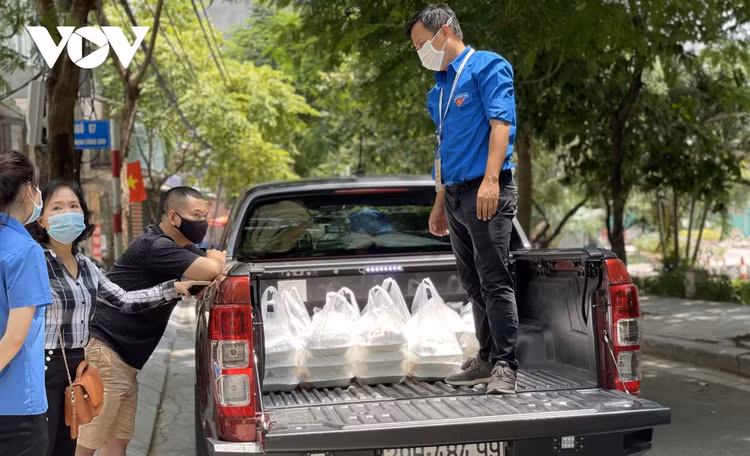 Bếp ăn 0 đồng giúp người dân nghèo tại Hà Nội yên tâm “ở tại chỗ” trong mùa dịch ảnh 13