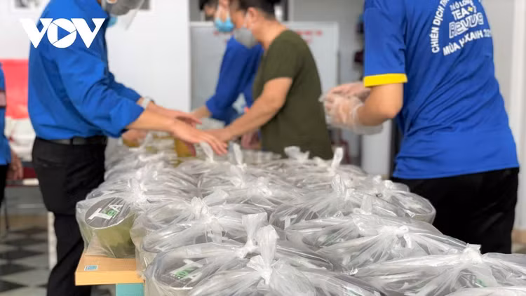 Bếp ăn 0 đồng giúp người dân nghèo tại Hà Nội yên tâm “ở tại chỗ” trong mùa dịch ảnh 2