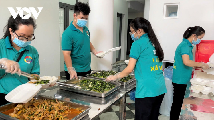 Bếp ăn 0 đồng giúp người dân nghèo tại Hà Nội yên tâm “ở tại chỗ” trong mùa dịch ảnh 6