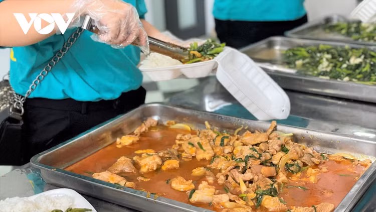 Bếp ăn 0 đồng giúp người dân nghèo tại Hà Nội yên tâm “ở tại chỗ” trong mùa dịch ảnh 3