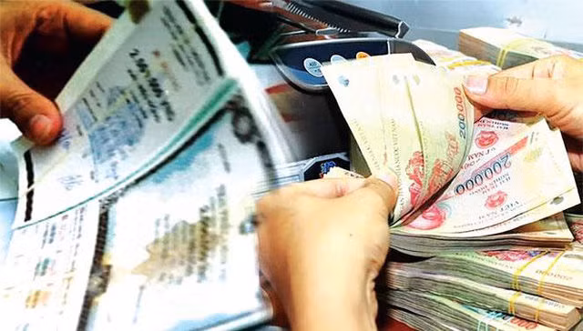 Bán giấy lấy tiền thật: Cuộc chơi lãi suất lớn, rủi ro cao - Ảnh 1.