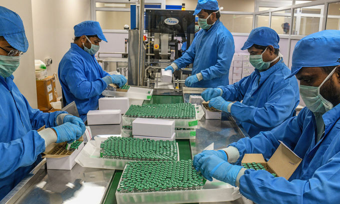 Công nhân của Viện Serum ở Ấn Độ đóng gói vaccine hồi tháng 1. Ảnh: NYTimes.