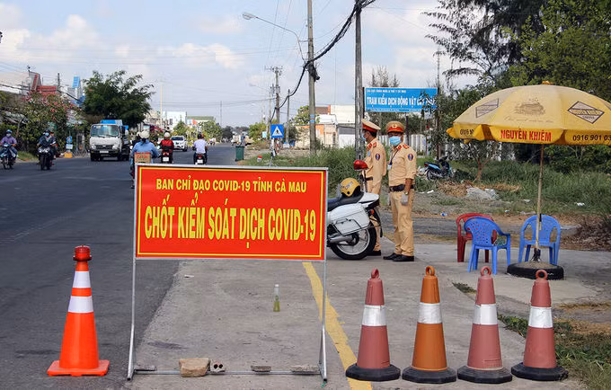Chốt kiểm soát dịch Covid-19 trên quốc lộ 1A, tại TP Cà Mau năm 2020. Ảnh: Hưng Lợi