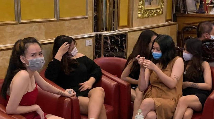 38 nguoi hat karaoke anh 1