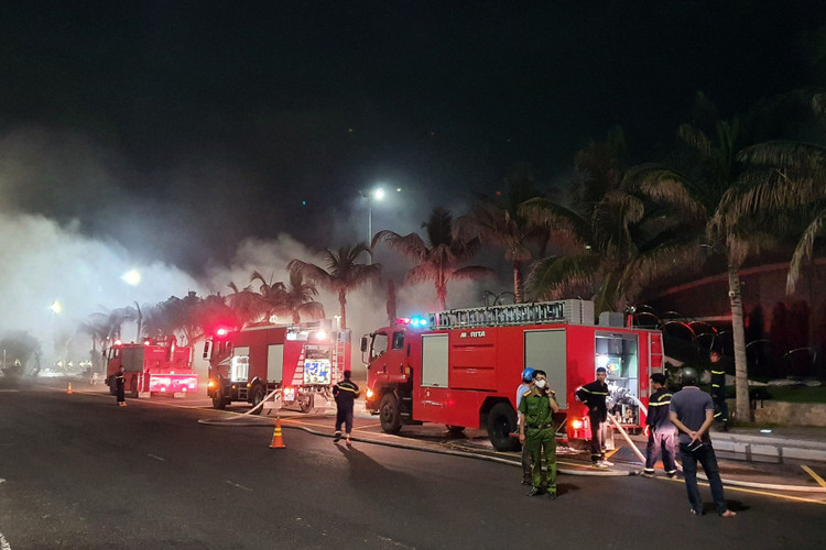 Cháy quán bar ngầm lớn nhất tỉnh Phú Yên - 1