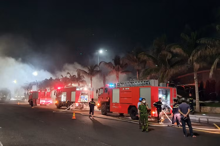 Cháy quán bar ngầm lớn nhất tỉnh Phú Yên - 1