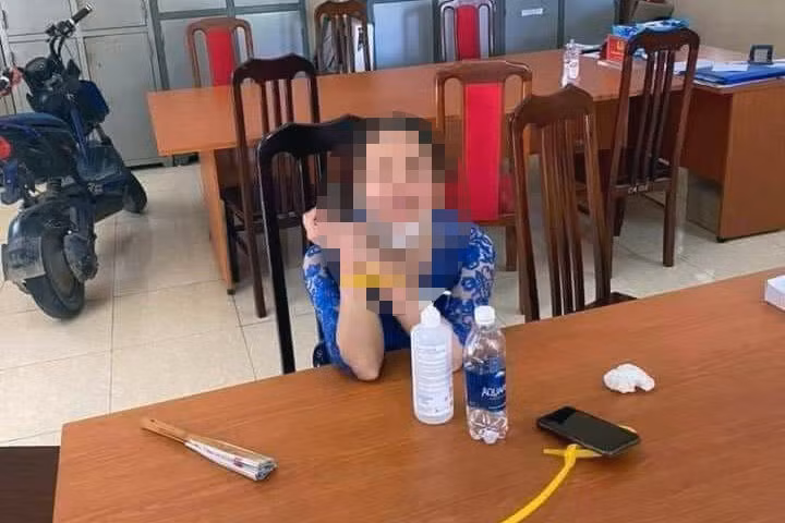 Hà Nội: Người phụ nữ mặc áo dài múa võ tại chốt kiểm dịch - 2