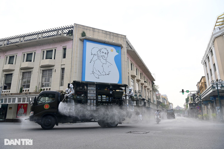 Đoàn xe đặc chủng phun khử khuẩn nhiều tuyến phố trung tâm Hà Nội - 4