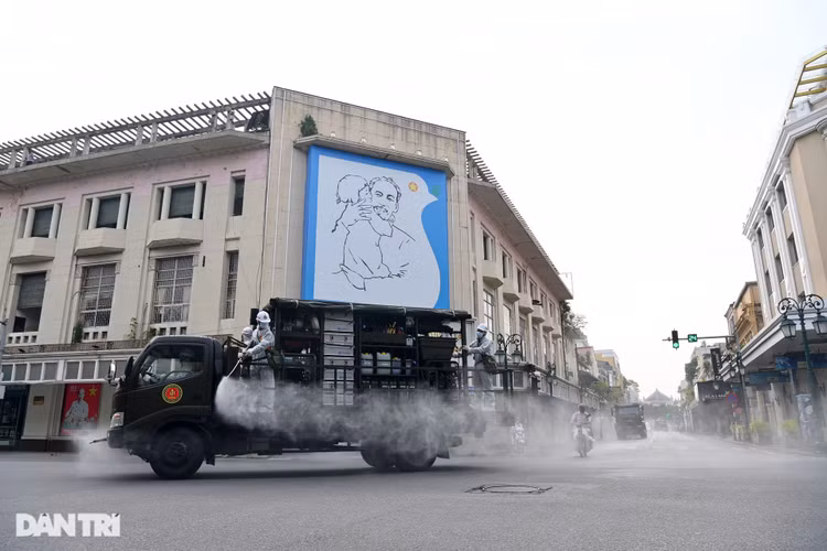 Đoàn xe đặc chủng phun khử khuẩn nhiều tuyến phố trung tâm Hà Nội - 4