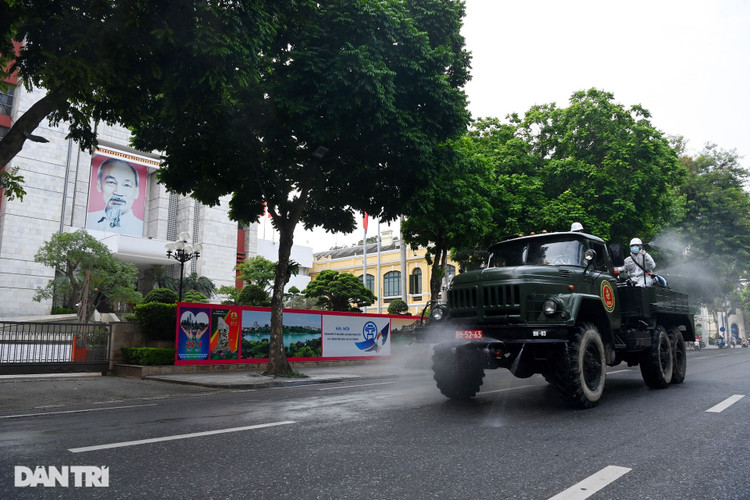Đoàn xe đặc chủng phun khử khuẩn nhiều tuyến phố trung tâm Hà Nội - 5