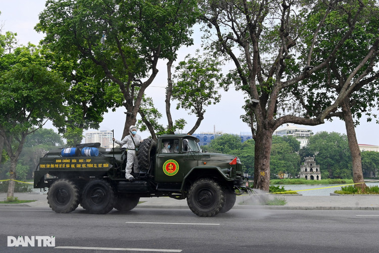 Đoàn xe đặc chủng phun khử khuẩn nhiều tuyến phố trung tâm Hà Nội - 8