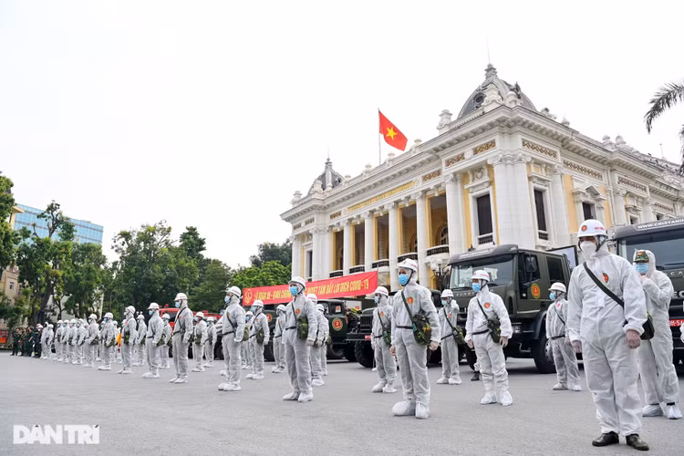 Đoàn xe đặc chủng phun khử khuẩn nhiều tuyến phố trung tâm Hà Nội - 1