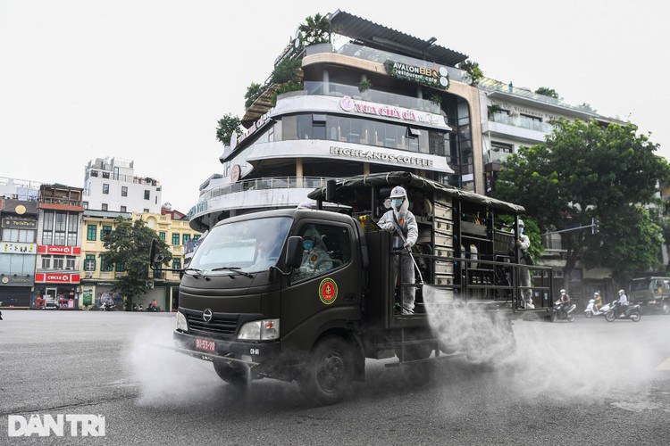 Đoàn xe đặc chủng phun khử khuẩn nhiều tuyến phố trung tâm Hà Nội - 6