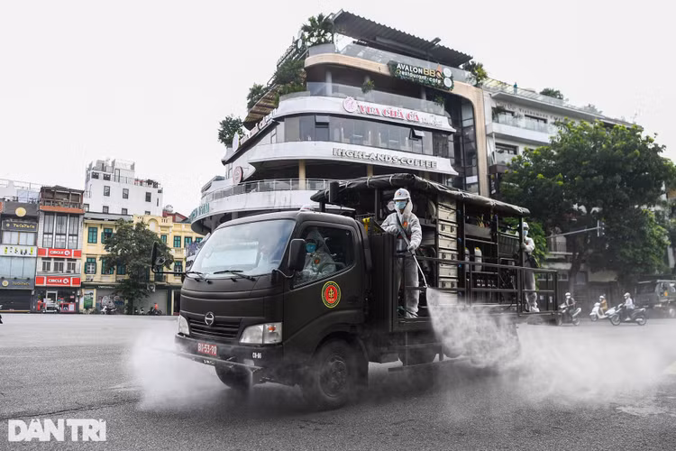 Đoàn xe đặc chủng phun khử khuẩn nhiều tuyến phố trung tâm Hà Nội - 6
