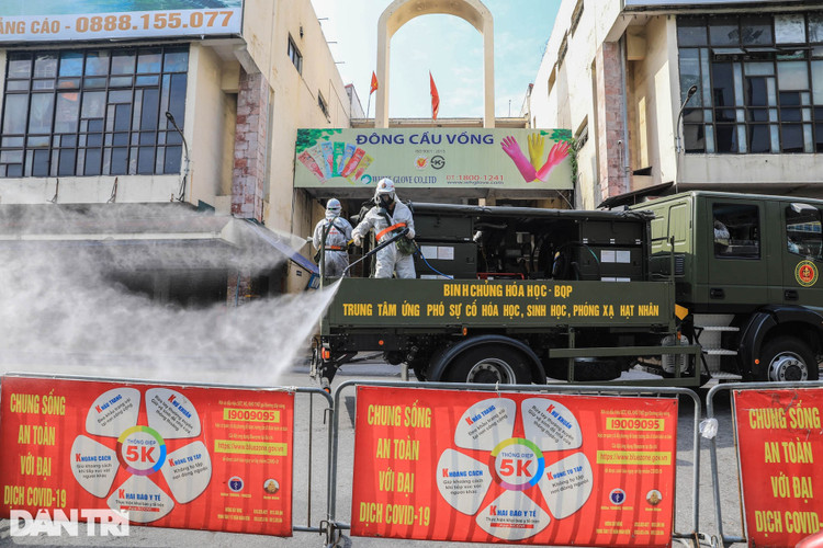 Đoàn xe đặc chủng phun khử khuẩn nhiều tuyến phố trung tâm Hà Nội - 12