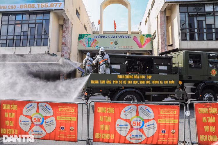 Đoàn xe đặc chủng phun khử khuẩn nhiều tuyến phố trung tâm Hà Nội - 12
